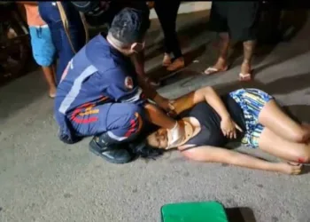 Motociclista sofre acidente após ser atingida com bola de futebol