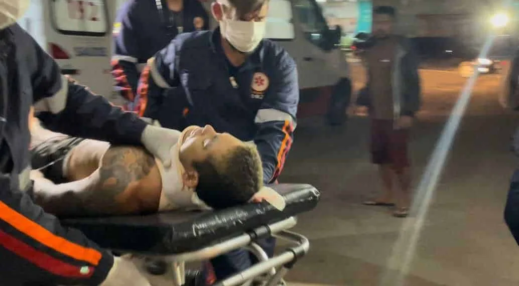 Jovem leva três tiros na frente de casa e dá entrada no PS em estado gravíssimo