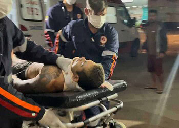 Jovem leva três tiros na frente de casa e dá entrada no PS em estado gravíssimo