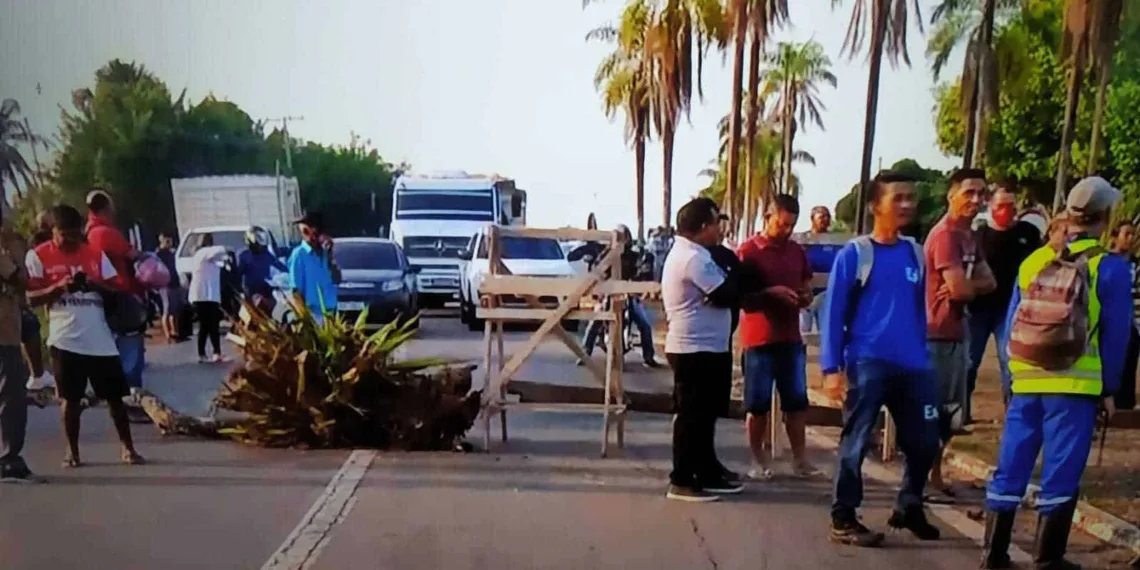 Em protesto por falta de água, moradores da Custódio Freire bloqueiam BR-364 causando congestionamento