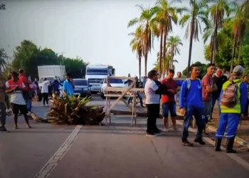 Em protesto por falta de água, moradores da Custódio Freire bloqueiam BR-364 causando congestionamento