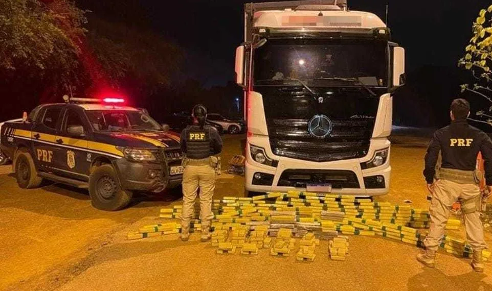 PRF apreende mais de 200 quilos de maconha em caminhão na BR-364