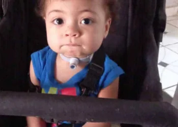 Três meses após transferência de bebê para Manaus e com nova viagem de emergência prevista, família luta para receber ajuda do TFD