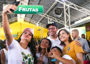 No Mercado Elias Mansour, Gladson recebe agradecimentos de comerciantes pela vacina e reabertura do comércio