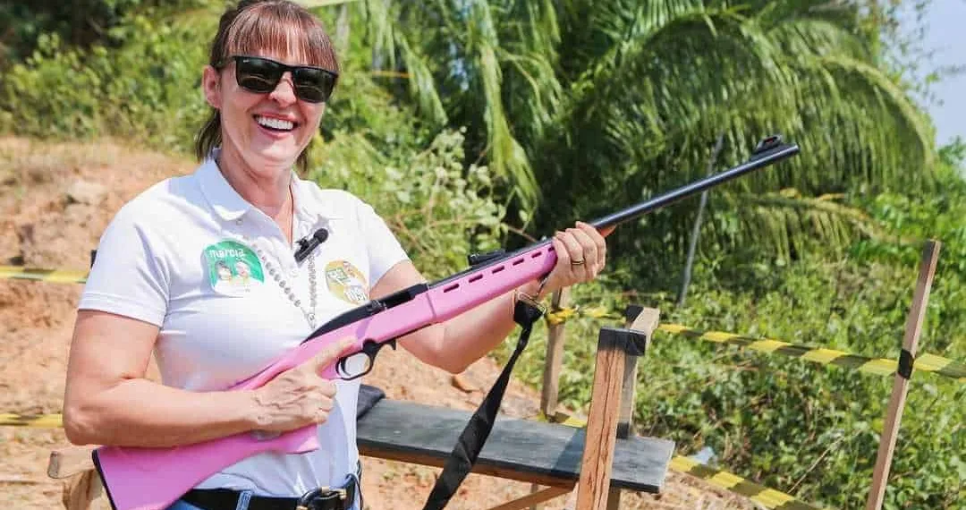 Posando com armas nas mãos, Márcia Bittar diz que é a favor da legalização do porte de armas para população