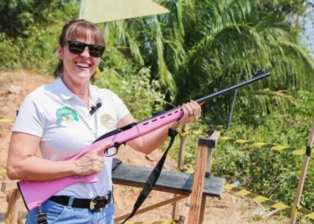 Posando com armas nas mãos, Márcia Bittar diz que é a favor da legalização do porte de armas para população
