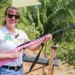 Posando com armas nas mãos, Márcia Bittar diz que é a favor da legalização do porte de armas para população