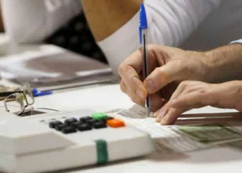 Eleitores justificam a ausência na votação em posto montado em shopping de Brasília.