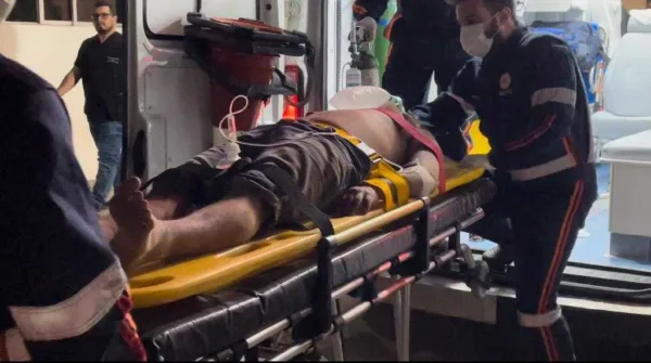 Motociclista perde o controle, colide contra muro e fica em estado grave