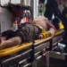Motociclista perde o controle, colide contra muro e fica em estado grave