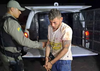 Homem que roubou mulher, passou a mão em suas partes íntimas e agrediu criança, é preso na Via Chico Mendes
