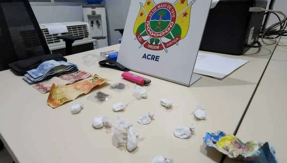 Polícia prende homem no Centro de Rio Branco com porções de cocaína, skunk e crack