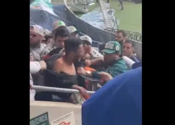 Acreano que vestia camisa do Flamengo é espancado por torcedores do Palmeiras em São Paulo