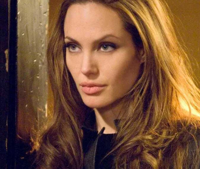 Angelina Jolie pede mais de um bilhão de reais em processo contra Brad Pitt