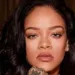 Rihanna fica até tarde em restaurante e ajuda equipe a fazer faxina