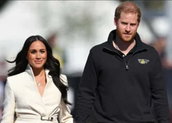 Harry e Meghan teriam ficado ‘furiosos’ após informação de que filhos não terão título de Alteza Real