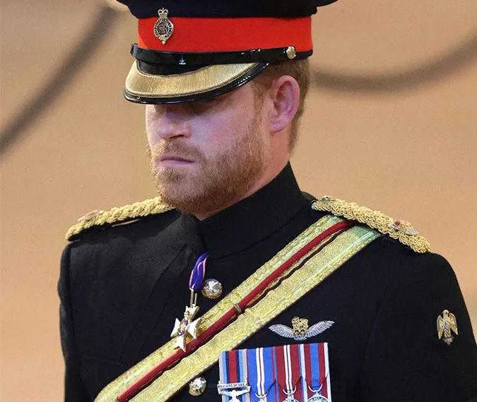 Príncipe Harry ficou chateado ao perceber que referência à avó foi removida de seu traje militar, afirma jornal