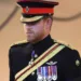 Príncipe Harry ficou chateado ao perceber que referência à avó foi removida de seu traje militar, afirma jornal