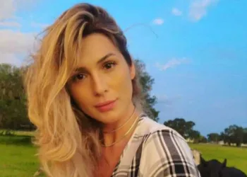 "Constrangedor..."; Após pergunta de Luciano Huck, Lívia Andrade supostamente 'interrompe' Gabriel Sater no "Domingão" e volta a ser detonada na web