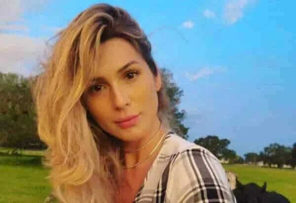 "Constrangedor..."; Após pergunta de Luciano Huck, Lívia Andrade supostamente 'interrompe' Gabriel Sater no "Domingão" e volta a ser detonada na web