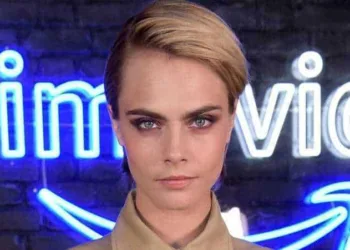 Cara Delevingne: após flagra conturbador em aeroporto, modelo manda recado aos fãs