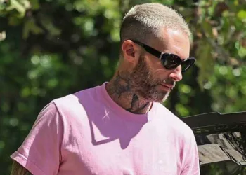 Adam levine é acusado de traição pela quinta vez por estudante de 21 anos de idade