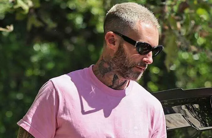 Adam levine é acusado de traição pela quinta vez por estudante de 21 anos de idade