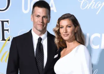 Mesmo em crise, Tom Brady espera que Gisele Bündchen mantenha tradição e vá assisti-lo em jogo de futebol americano, diz jornal