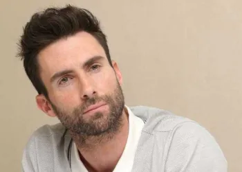 Adam Levine nega caso com modelo; mas admite erro: "Me arrependo"