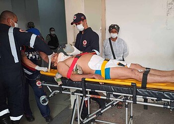 Homem sofre traumatismo craniano e fica em estado grave após ser atingido por árvore