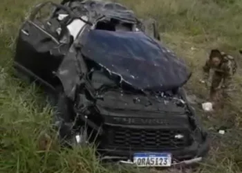Casal capota caminhonete na BR-364; marido morre e mulher fica gravemente ferida