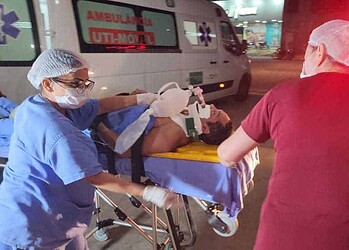 Homem é atingido por árvore e 'amigos' o abandonam às margens de rodovia