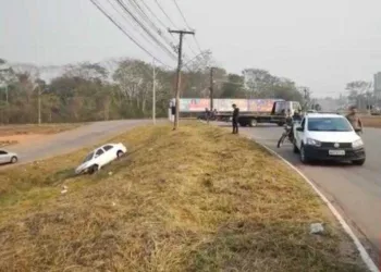 Motorista perde controle do carro e invade canteiro central na rotatória da Uninorte