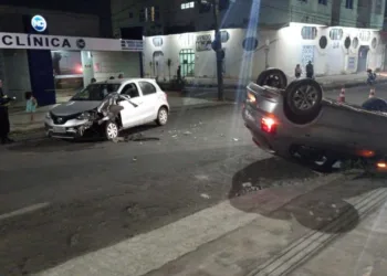 Mulher faz manobra imprudente, causa colisão e capota carro em Rio Branco