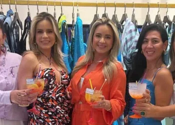 As empresárias Carina e Carol Tibucio reuniram clientes e amigas na tarde do último dia 31, na loja Gloss, com um fino coquetel e drinks