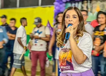 Ato em apoio à candidatura de Nazaré Araújo lota quadra da Baixada