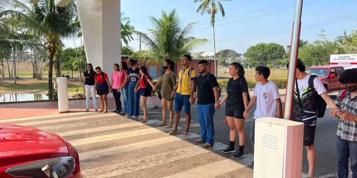 Em manifestação, estudantes da Ufac reclamam de falta de apoio a atletas que representarão a universidade no campeonato JUBs em Brasília