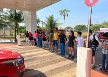 Em manifestação, estudantes da Ufac reclamam de falta de apoio a atletas que representarão a universidade no campeonato JUBs em Brasília