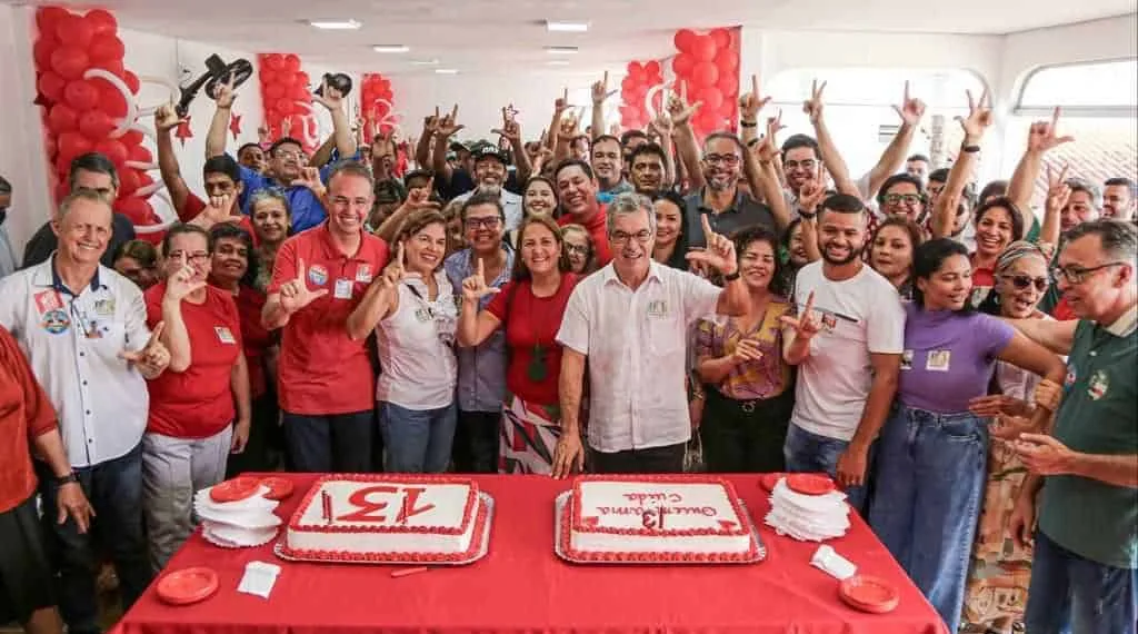 Jorge Viana celebra os 63 anos ao lado da militância e família: 'Imensa felicidade'