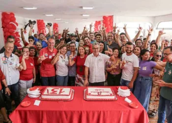 Jorge Viana celebra os 63 anos ao lado da militância e família: 'Imensa felicidade'