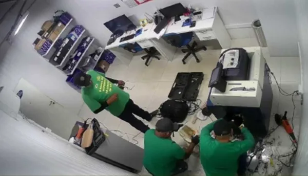 Dois suspeitos de roubar loja de departamento são presos pela polícia em Rio Branco