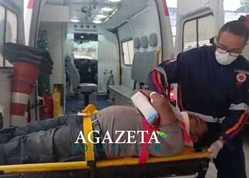 Motociclista fica ferido após colidir contra traseira de veículo estacionado