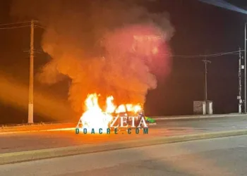 Veículo é destruído durante incêndio em via pública