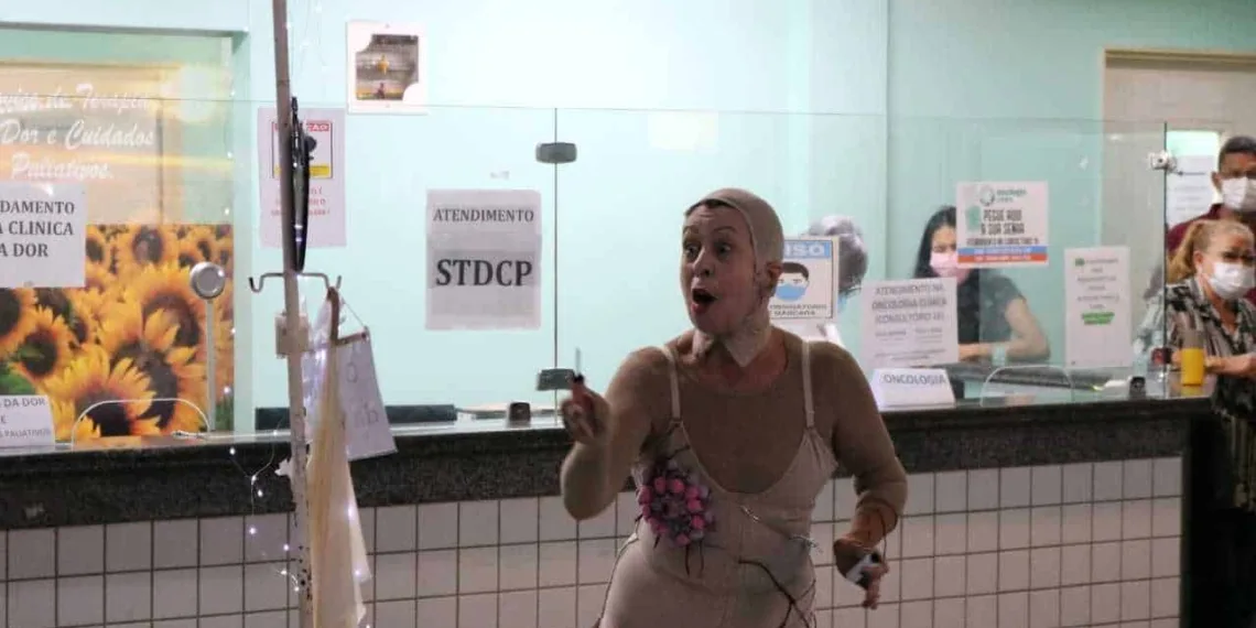 Atriz transforma em arte a luta contra o câncer de mama e cria espetáculo 'Carcinoma'
