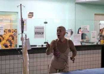 Atriz transforma em arte a luta contra o câncer de mama e cria espetáculo 'Carcinoma'