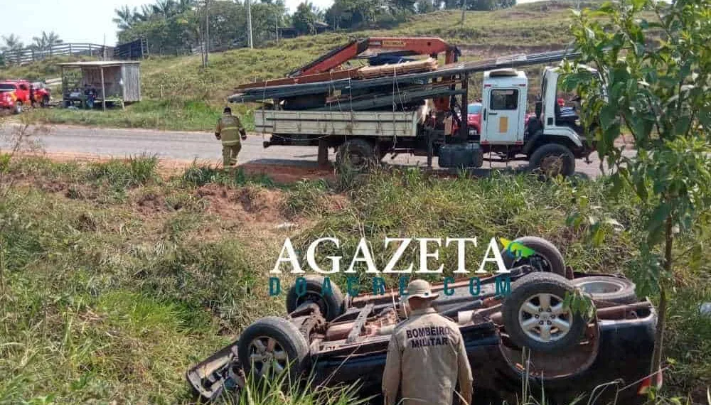 Carro de terceirizada da Energisa capota na BR-364 com três funcionários dentro