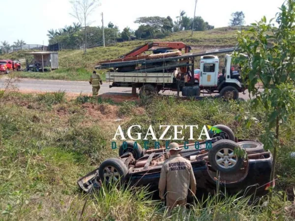 Carro de terceirizada da Energisa capota na BR-364 com três funcionários dentro