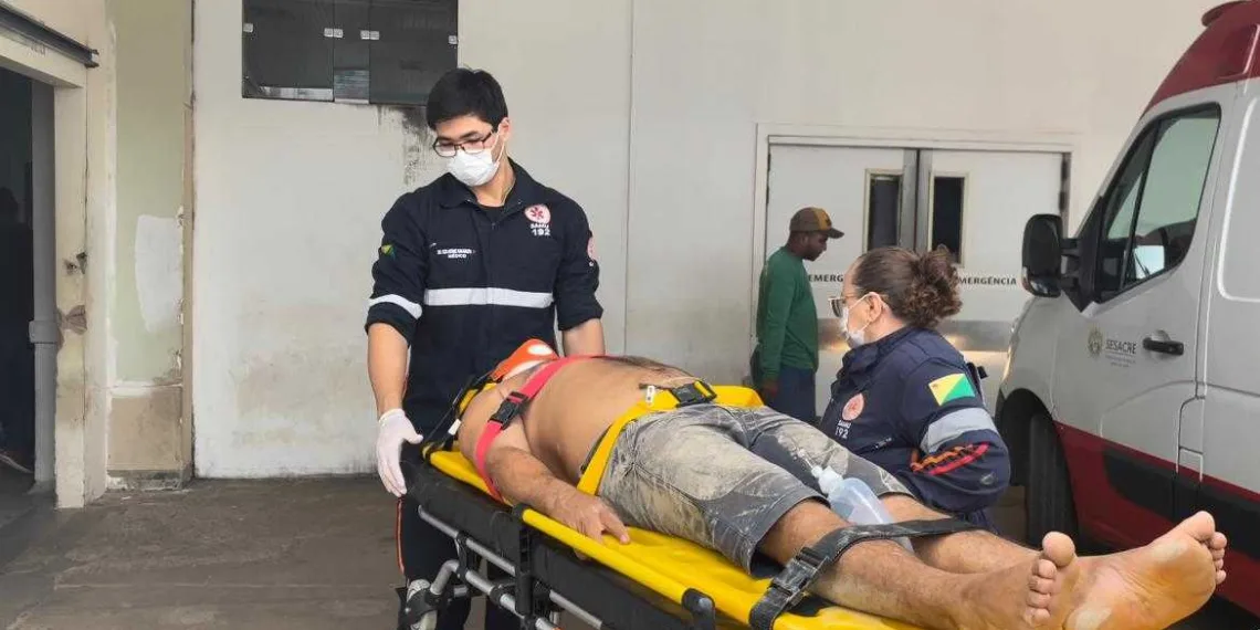 Homem é atingido por tampa de caminhão caçamba durante entrega