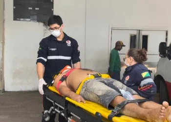 Homem é atingido por tampa de caminhão caçamba durante entrega