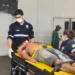 Homem é atingido por tampa de caminhão caçamba durante entrega
